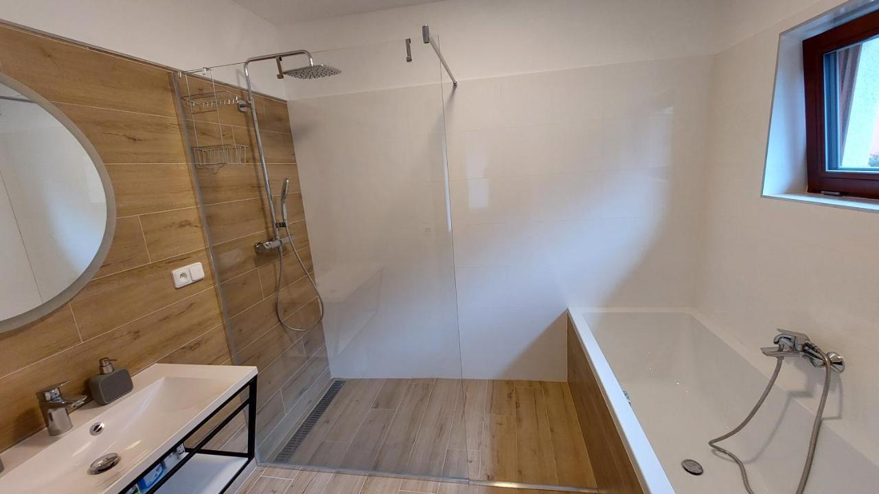 Apartmany Jura โนวาเปซ ภายนอก รูปภาพ
